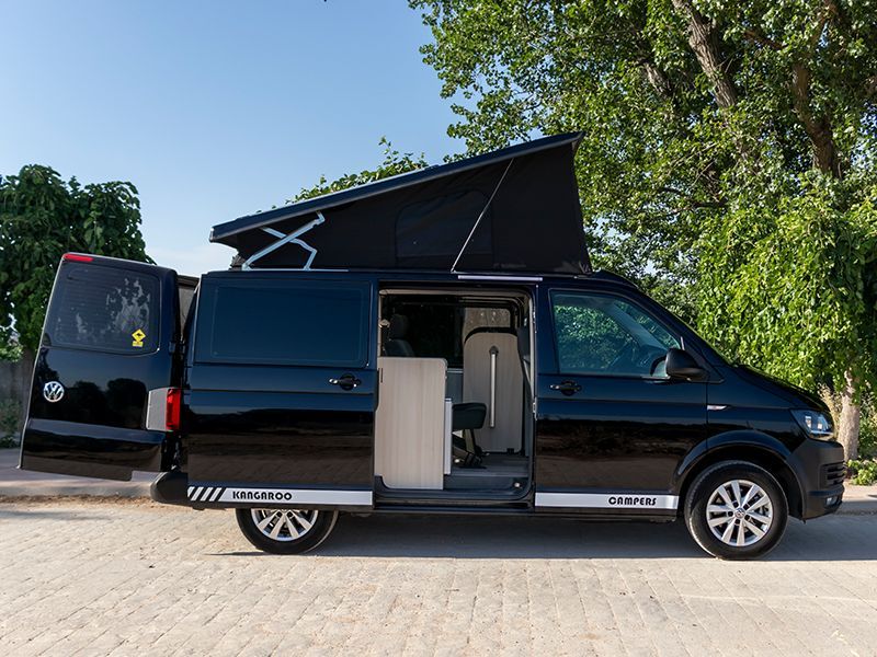VW transporter T6 negra