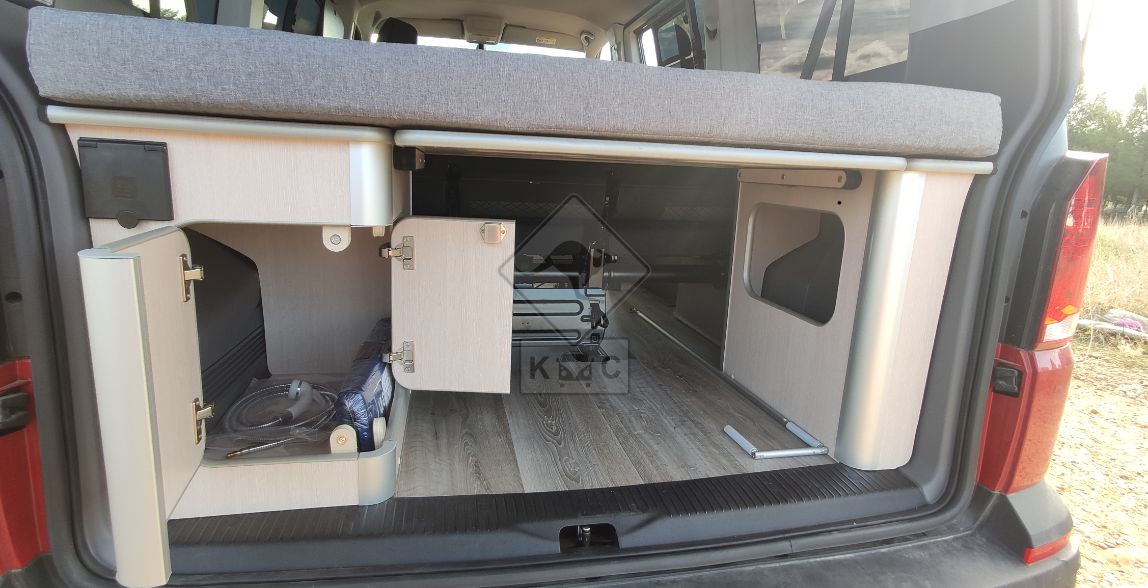 Camper Volkswagen T6 Caravelle Palm Beach almacenamiento bajo la cama
