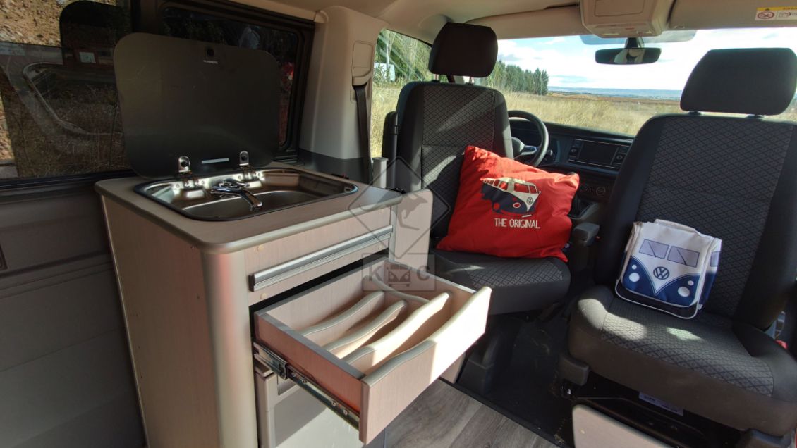 Camper Volkswagen T6 Caravelle Palm Beach almacenamiento
