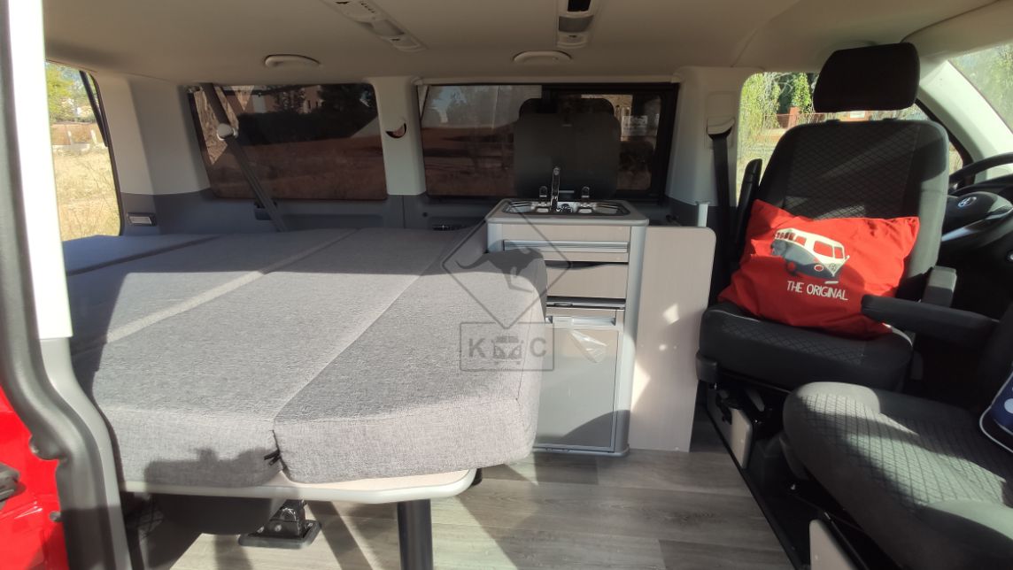 Camper Volkswagen T6 Caravelle Palm Beach cama