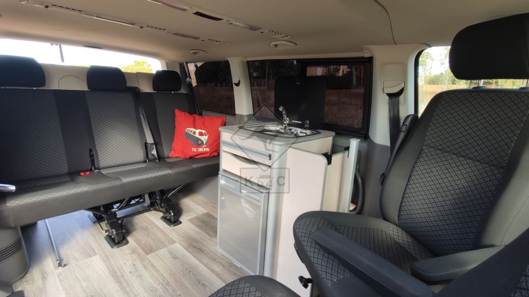 Camper Volkswagen T6 Caravelle Palm Beach interior completo