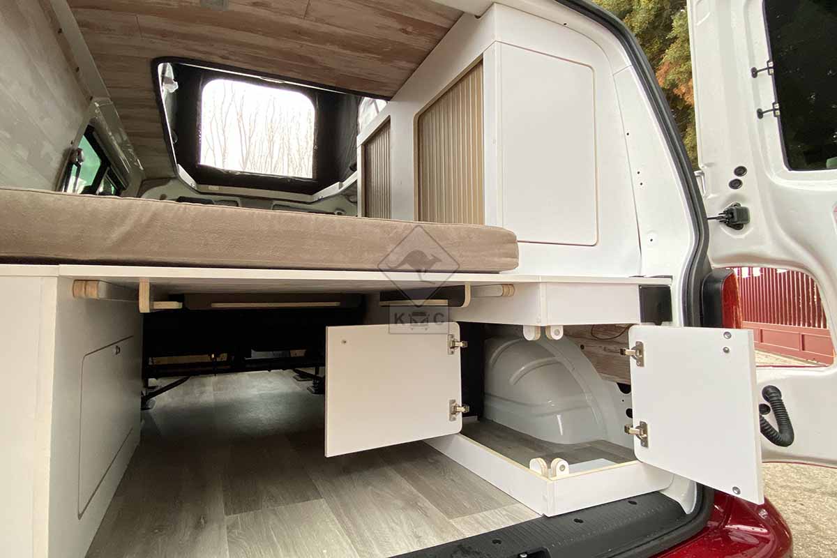 Camper Volkswagen transporter T6 Sydney 2 interior colchon y almacenaje