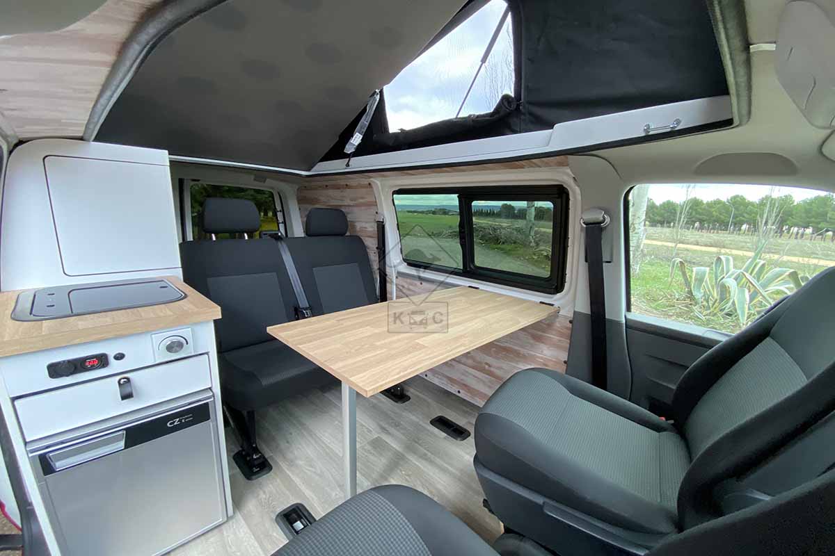 Camper Volkswagen transporter T6 Sydney 2 interior con mesa extendida