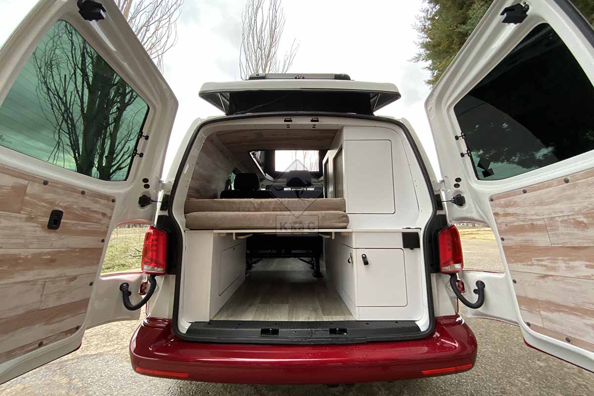 Camper Volkswagen transporter T6 Sydney 2 interior puerta trasera