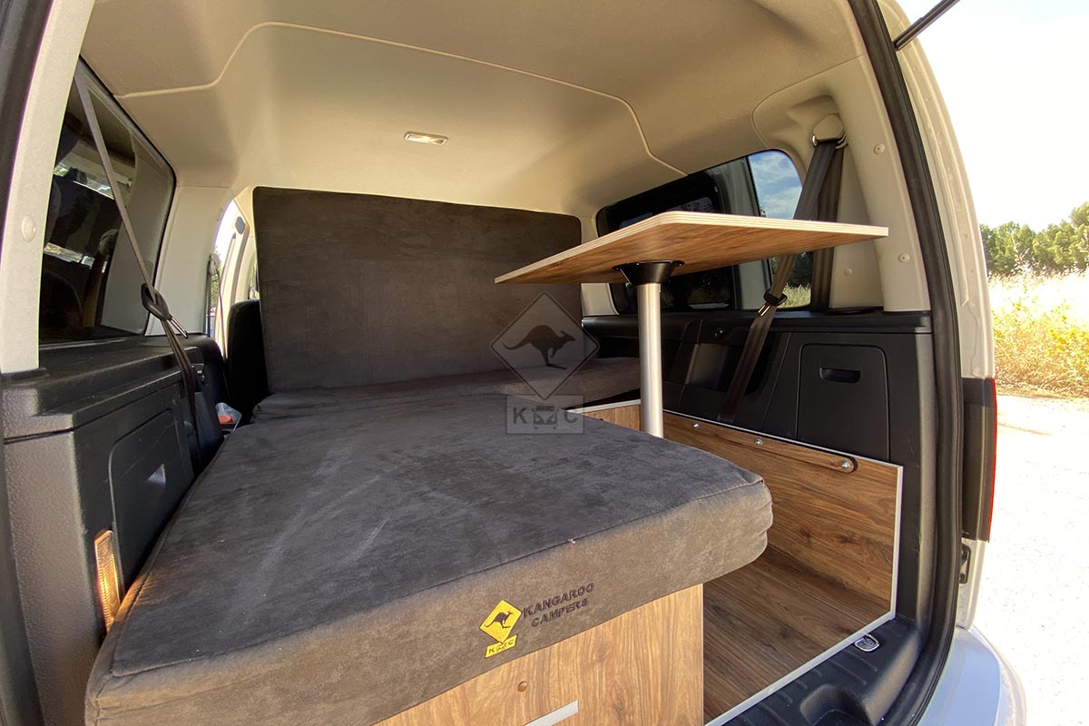 Camper Volkswagen Caddy Maxi cama y arcon
