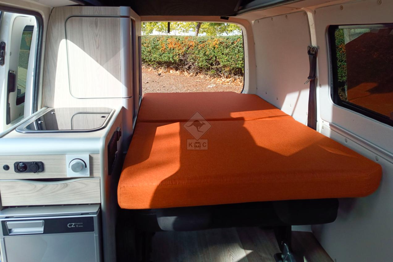 Cama de la camper naranja vista de detalle