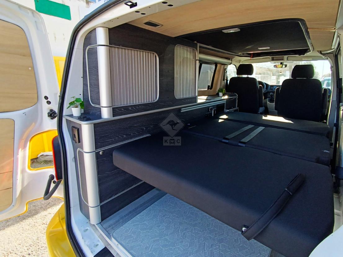 Vista camper con cama extendida