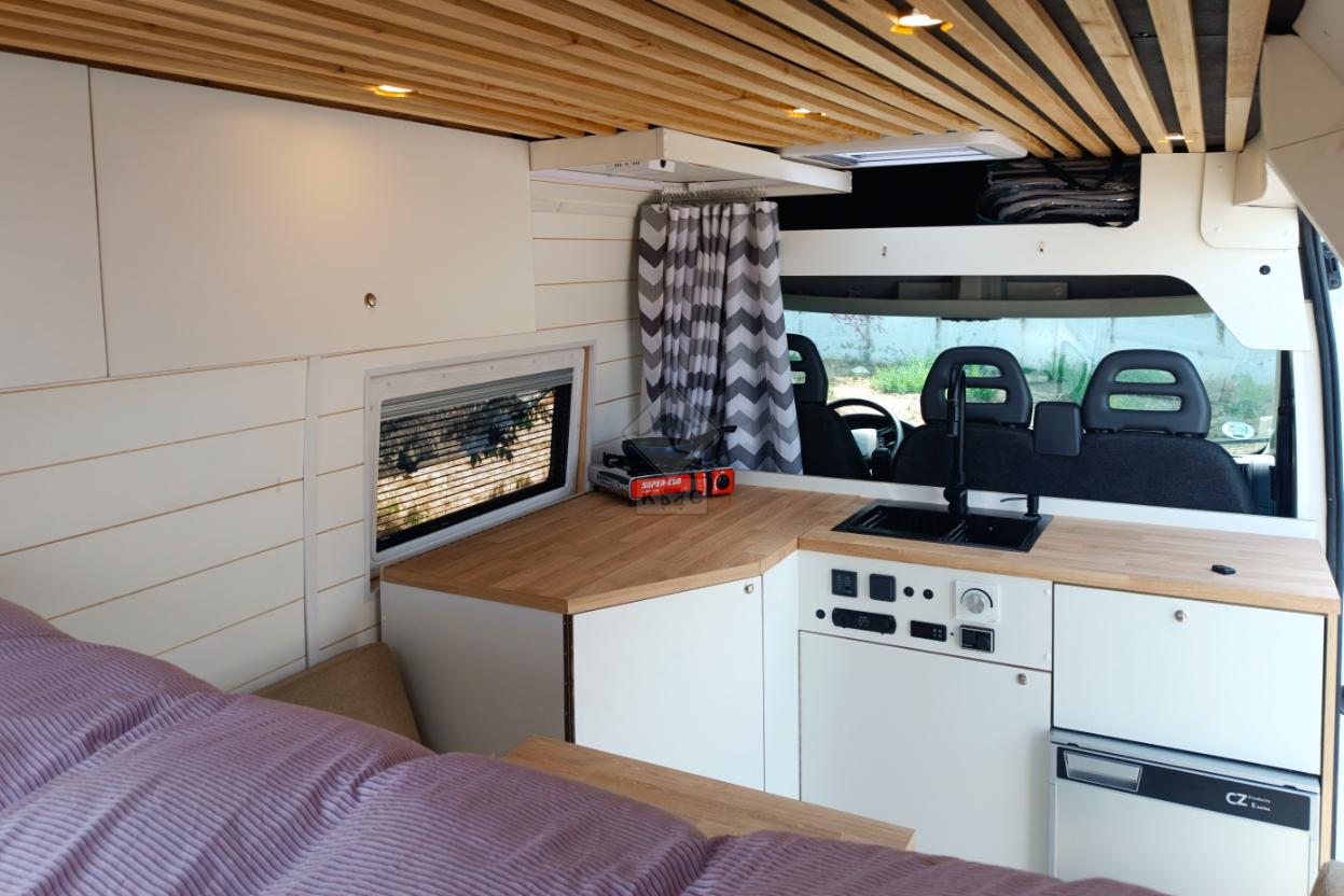 Camper gran volumen vista completa trasera del interior