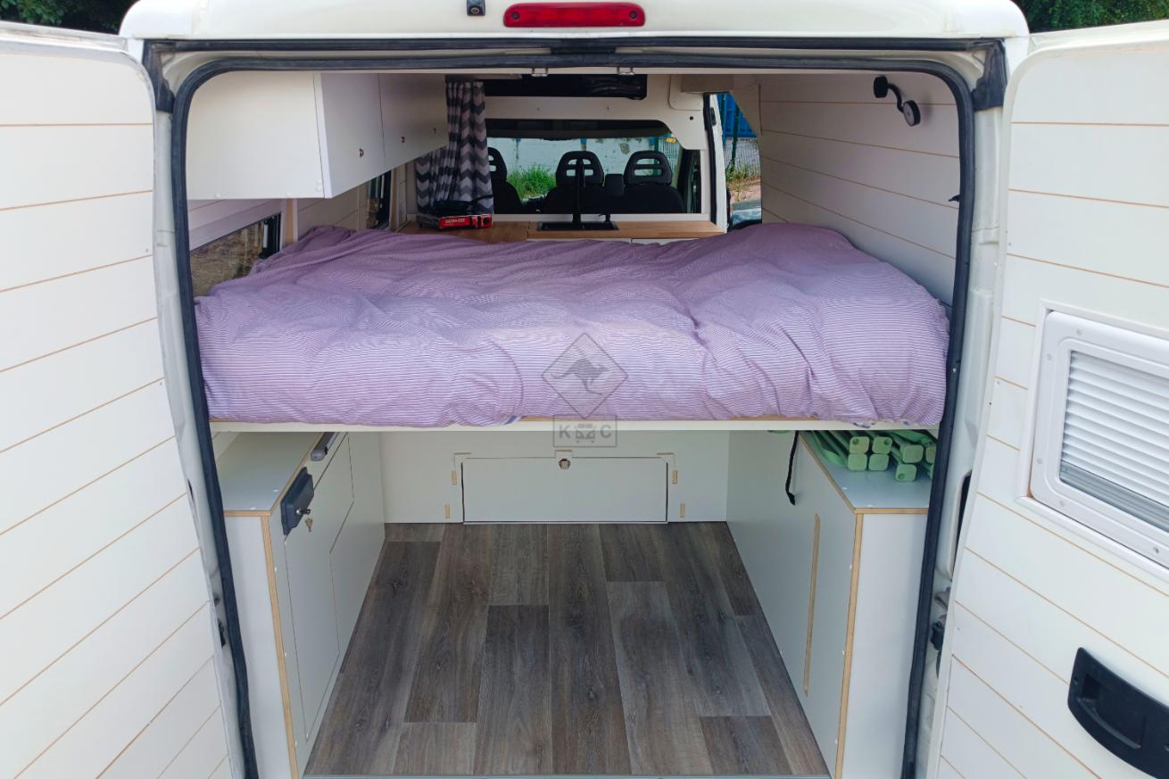 Interior y colchon de la camper gran volumen en alquiler