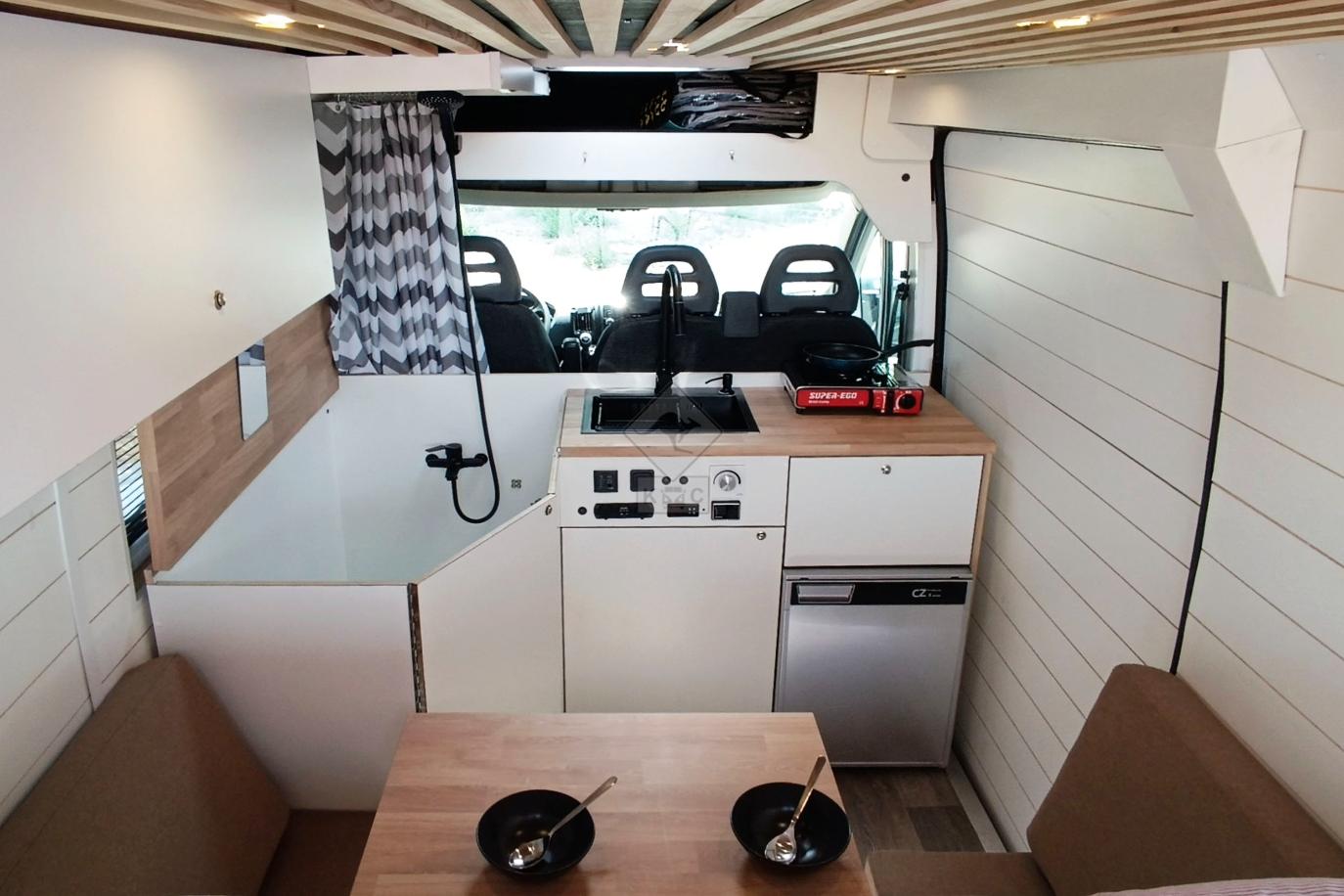 encimera destapada dando a ver la ducha de la camper
