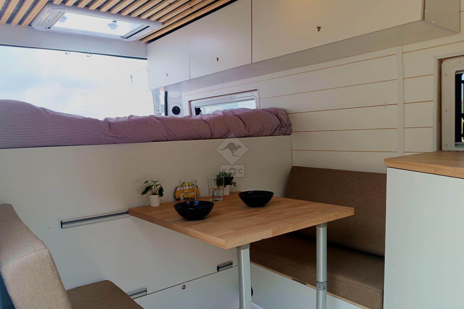 Mesa desplegable en la camper gran volumen