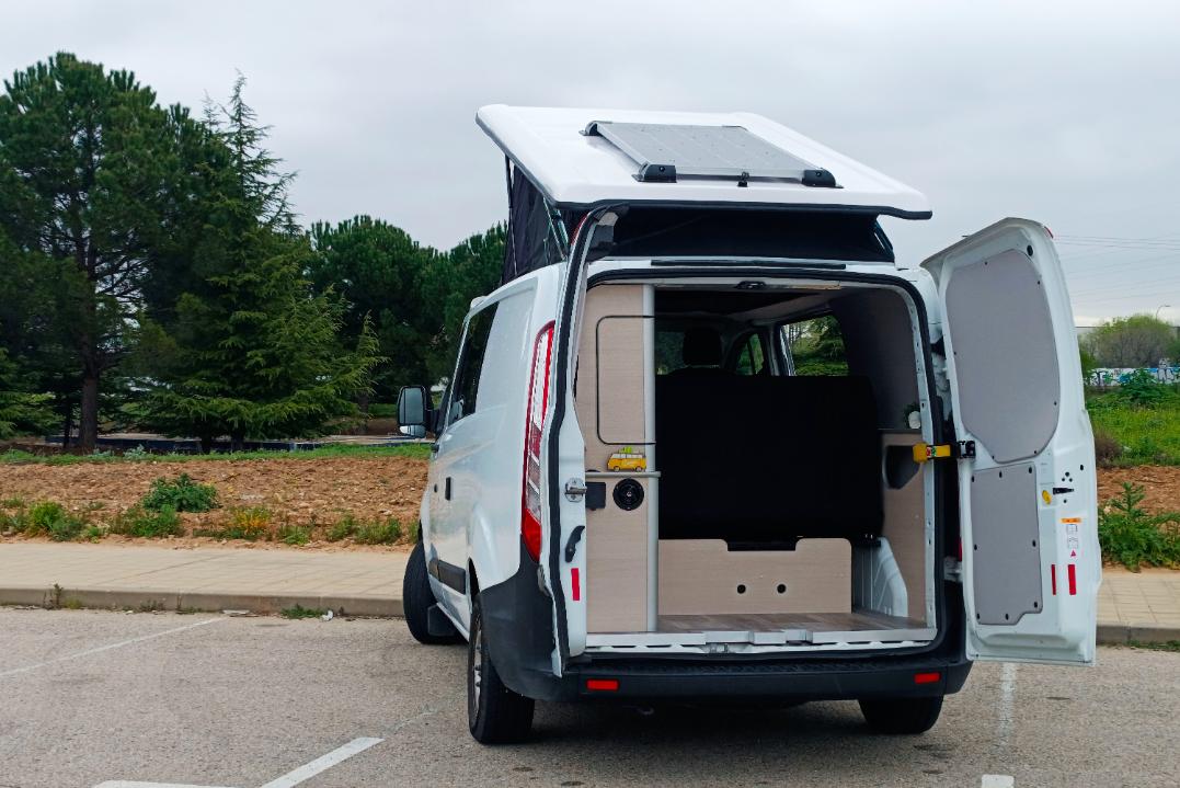 Camper Ford Melbourne vista trasera portón abierto