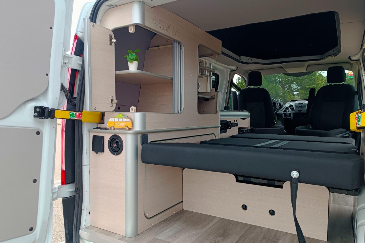 Camper Ford Melbourne vista trasera interior