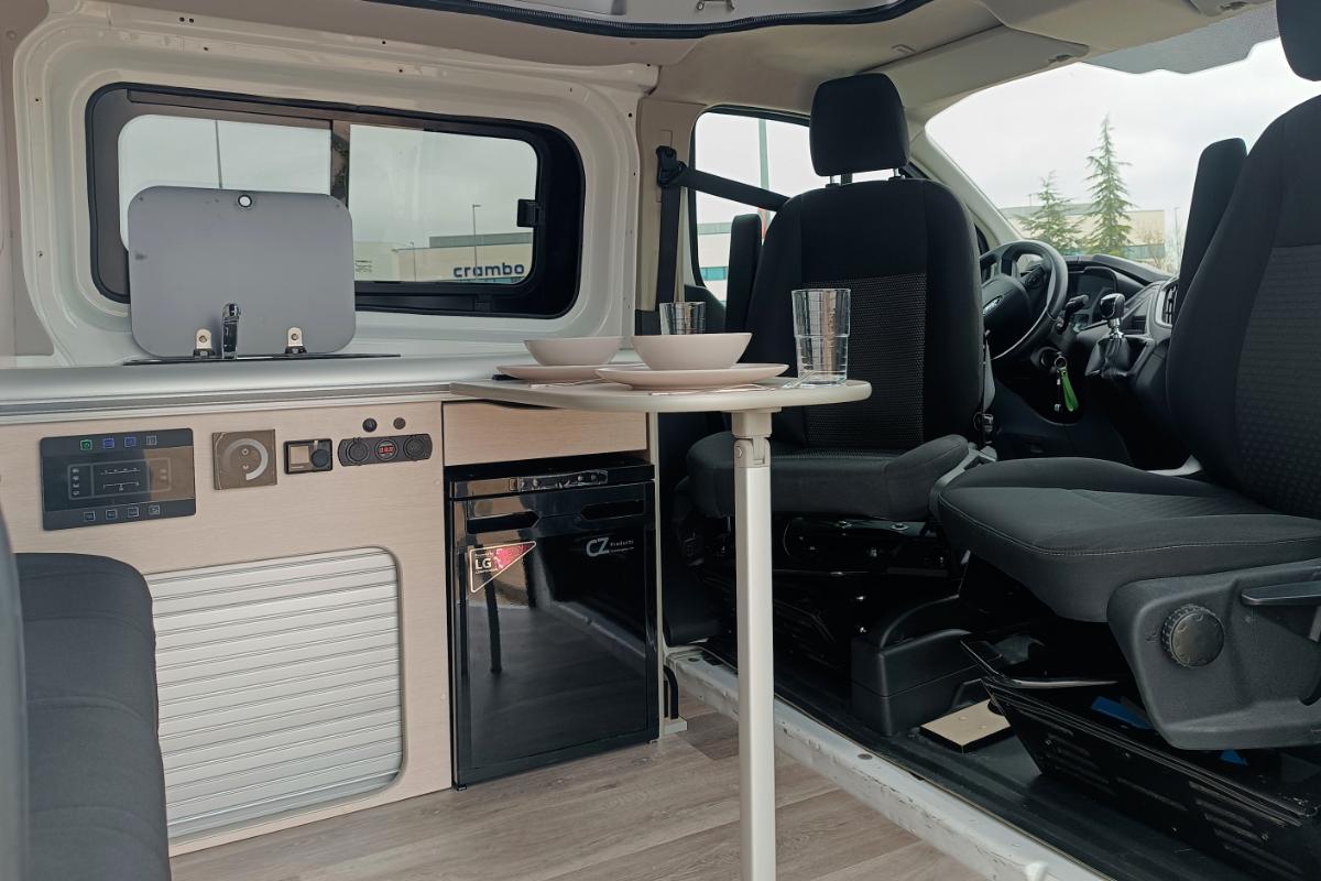 Camper Ford Melbourne en alquiler vista interior con mesa abierta