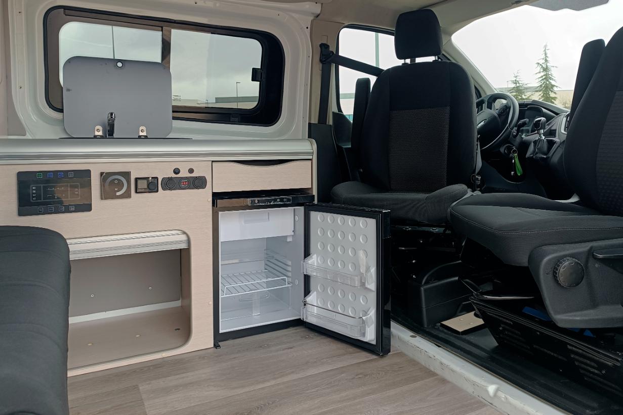 Camper Ford Melbourne en alquiler vista interior con nevera abierta