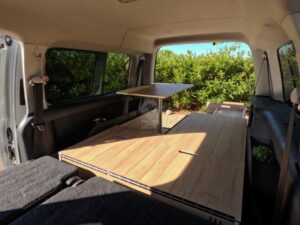 Camperización Volkswagen Caddy Maxi con mesa abierta